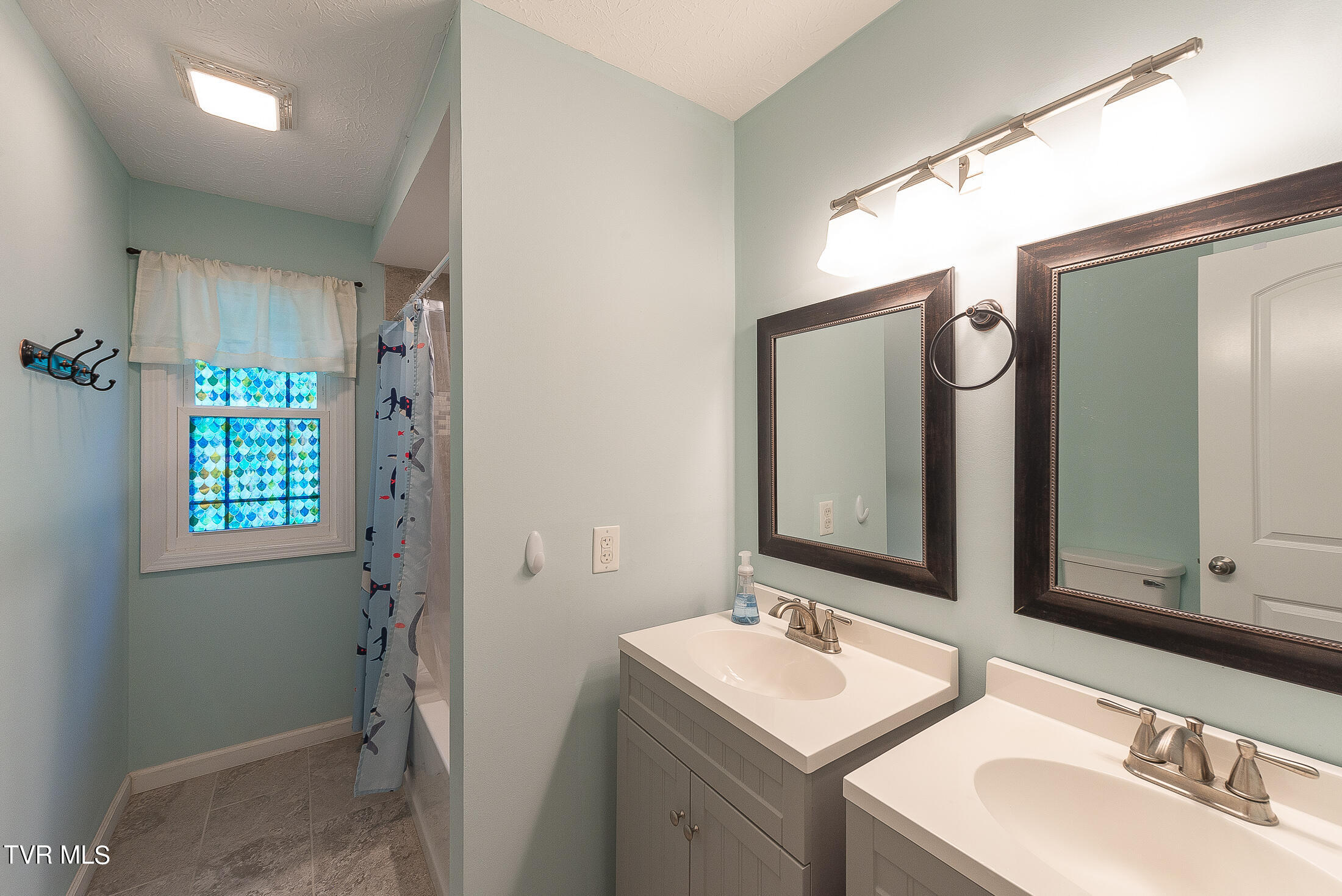 834 Foothills Road Kingsport, TN 37663 - Photo 23 of 49 2nd Full Bathroom