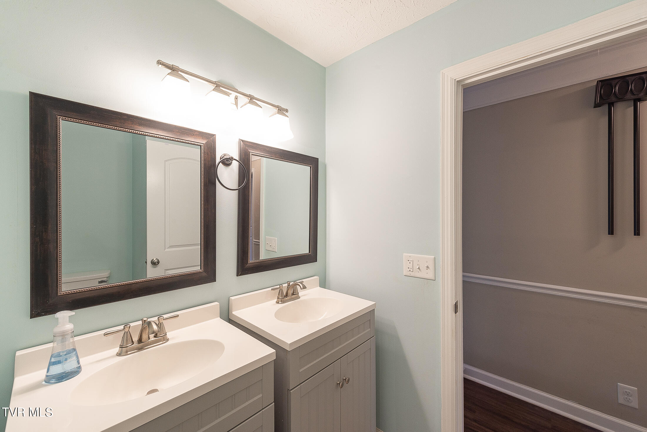 834 Foothills Road Kingsport, TN 37663 - Photo 24 of 49 2nd Full Bathroom