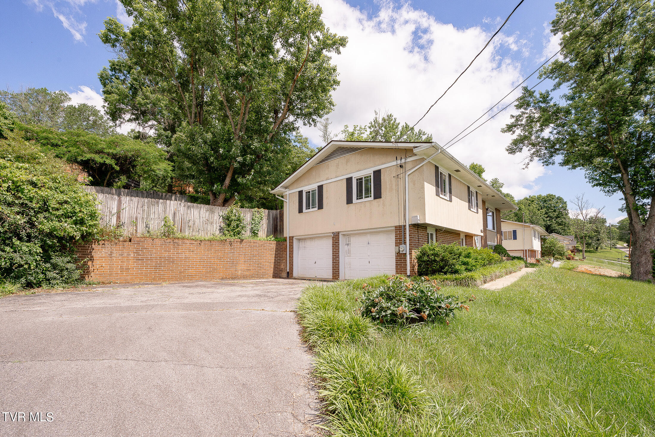 834 Foothills Road Kingsport, TN 37663 - Photo 4 of 49 2 car garage
