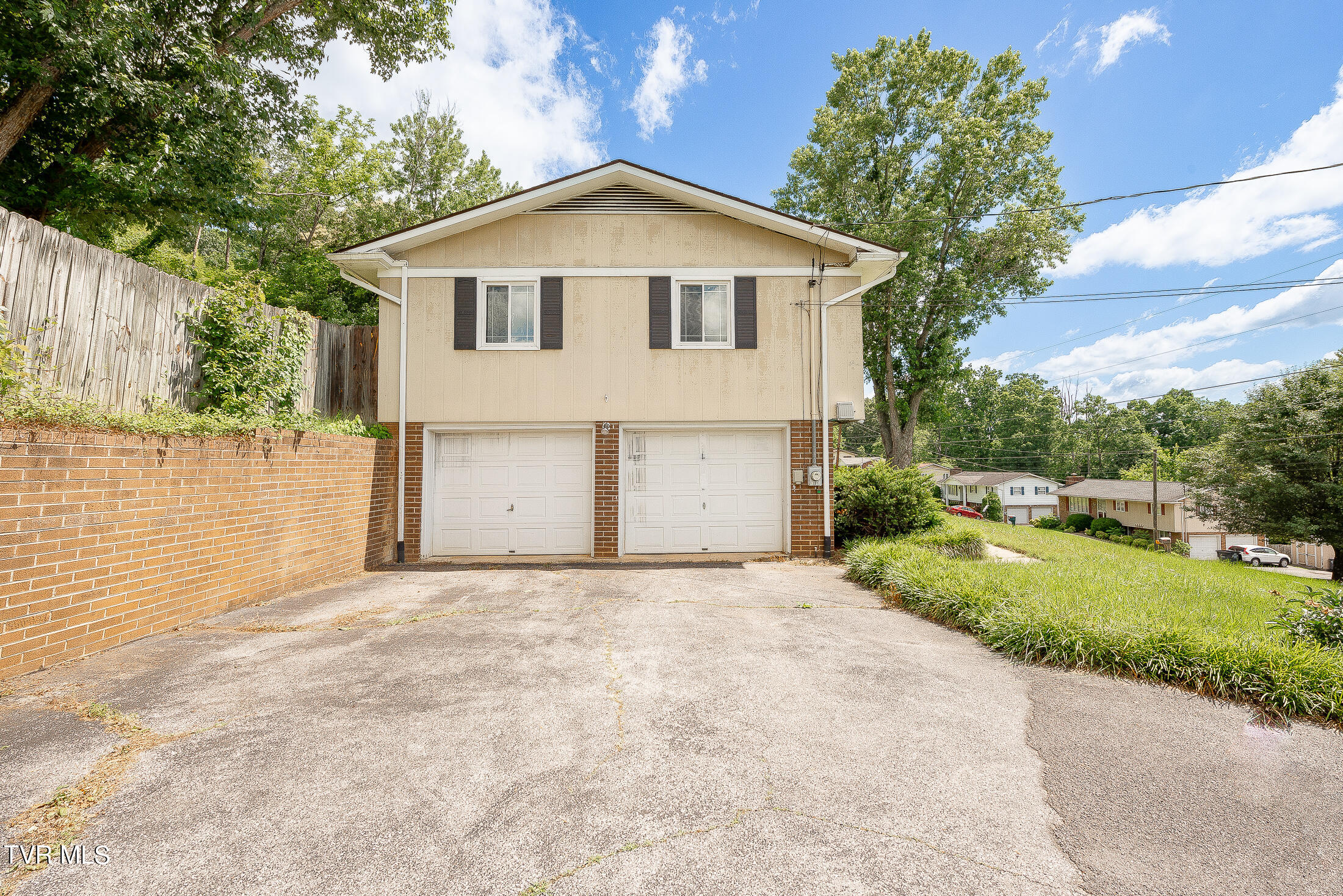 834 Foothills Road Kingsport, TN 37663 - Photo 5 of 49 2 car attached garage