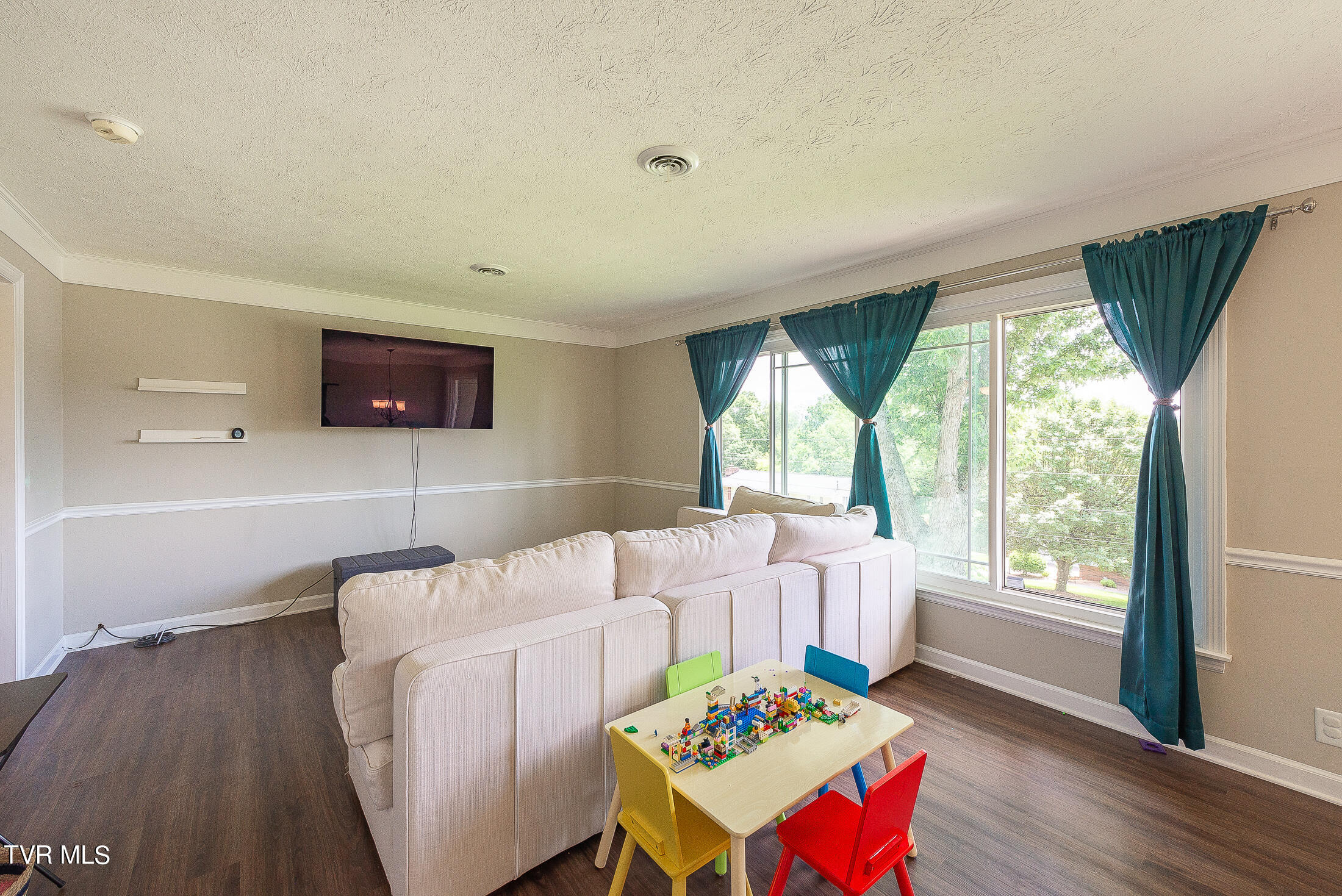 834 Foothills Road Kingsport, TN 37663 - Photo 8 of 49 Living Room