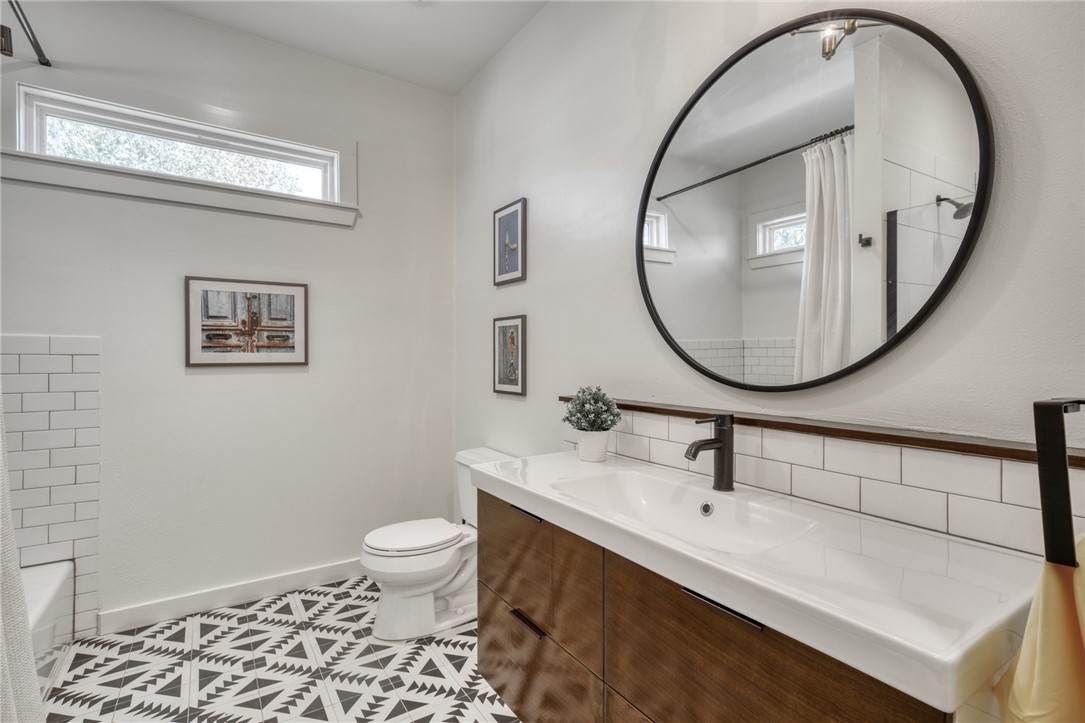 1524 Highway 159 Bellville, TX 77418 - Photo 14 of 33 a bathroom with a sink a mirror a toilet and a mirror