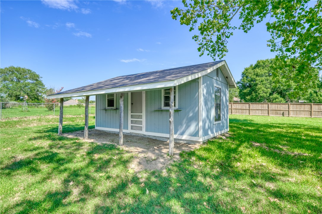 1524 Highway 159 Bellville, TX 77418 - Photo 28 of 33 a backyard of a house with plants and large tree