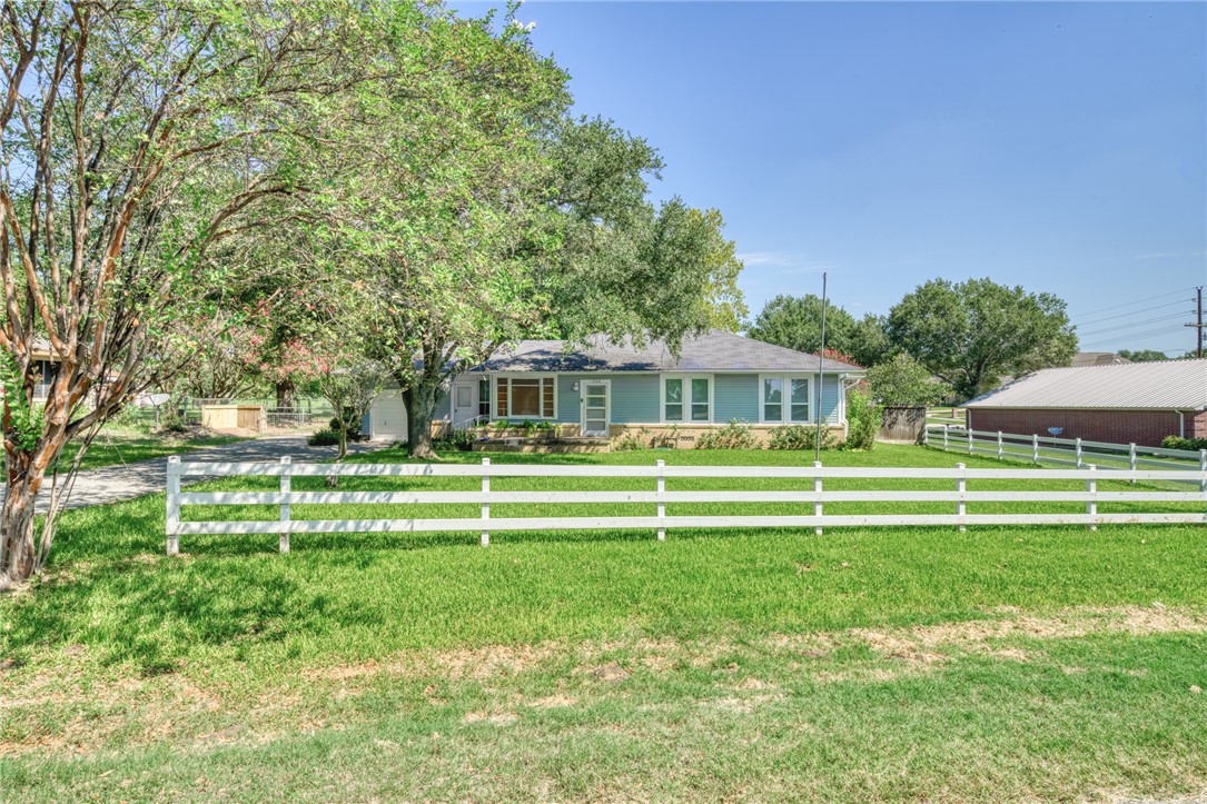 1524 Highway 159 Bellville, TX 77418 - Photo 31 of 33 a front view of a house with a garden