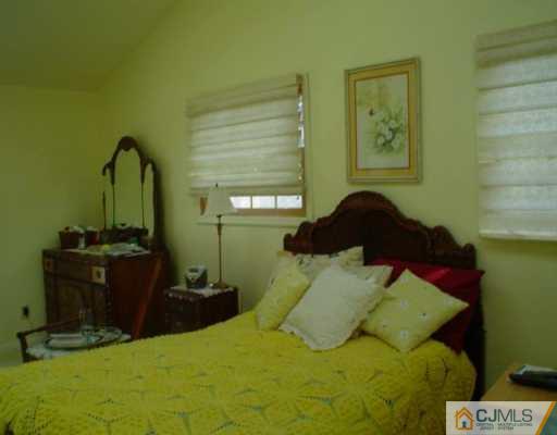 49 Stony Road Edison, NJ 08817 - Photo 4 of 8