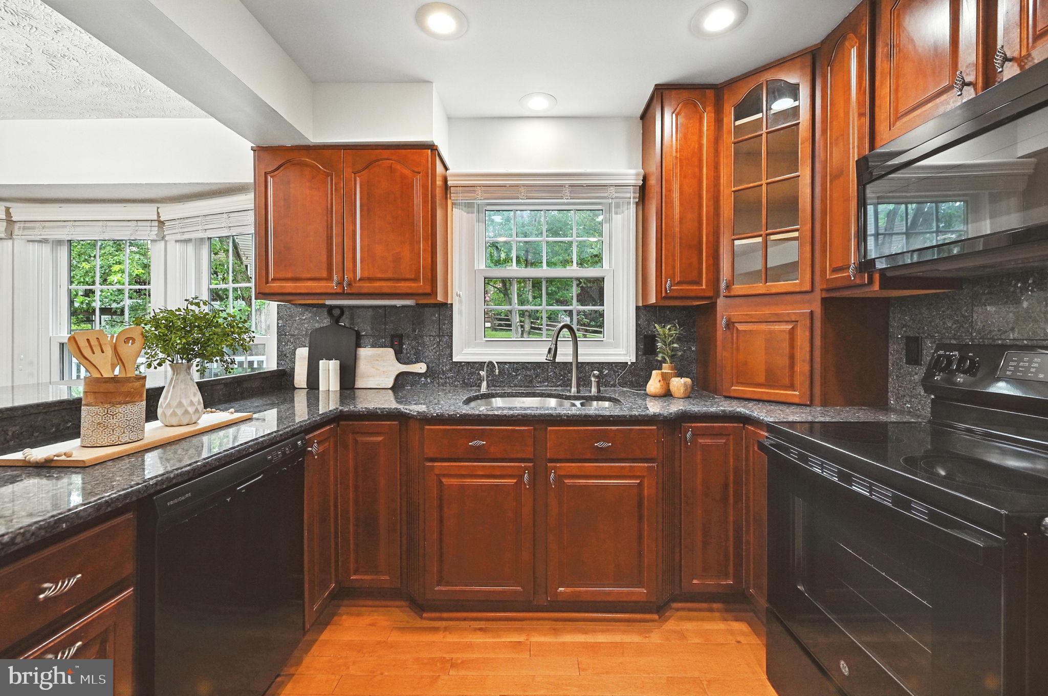 2240 Halter Lane Reston, VA 20191 - Photo 4 of 53 Kitchen w/granite