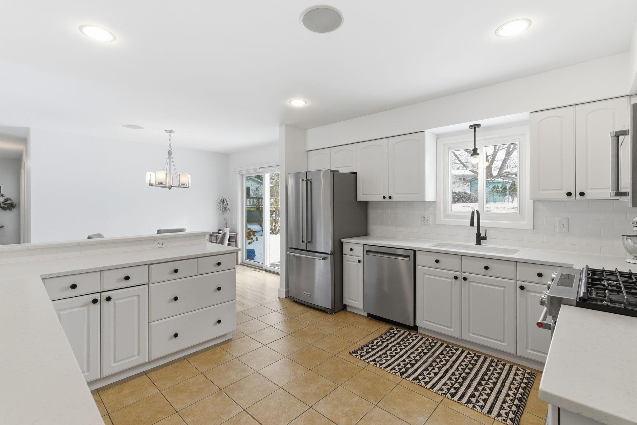 3918 Turquoise Point Eagan, MN 55122 - Photo 5 of 31