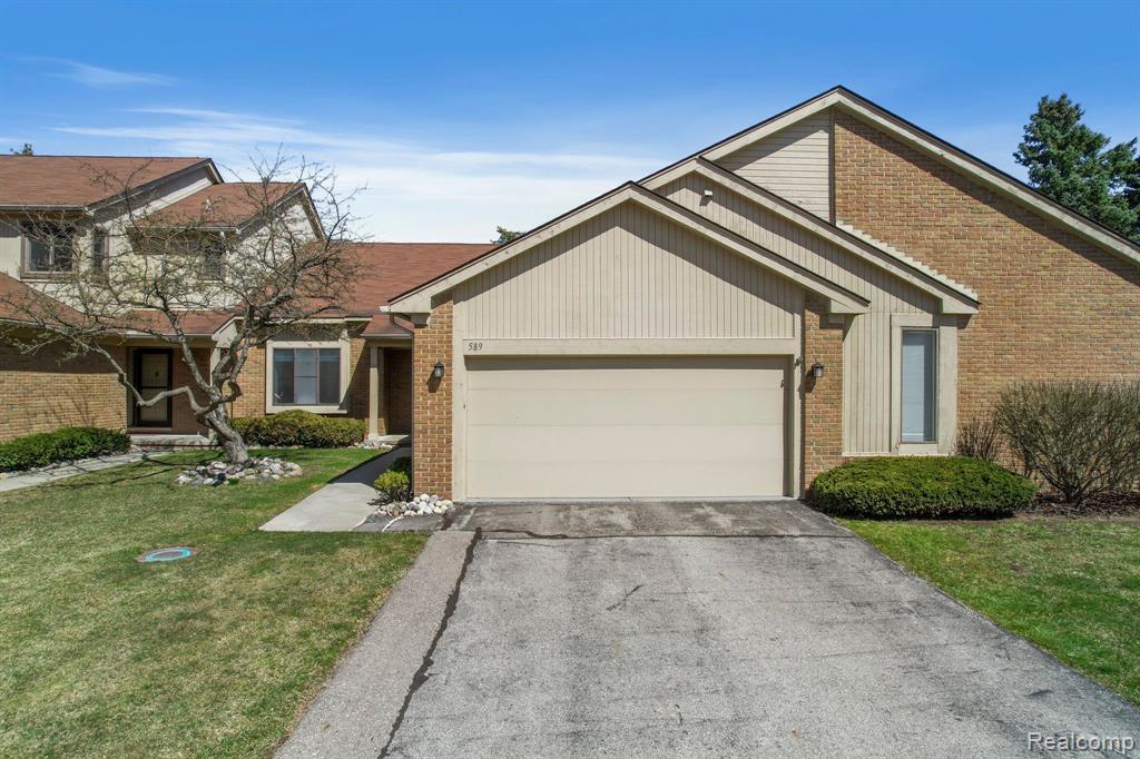 589 Tennyson Rochester Hills, MI 48307 - Photo 1 of 31