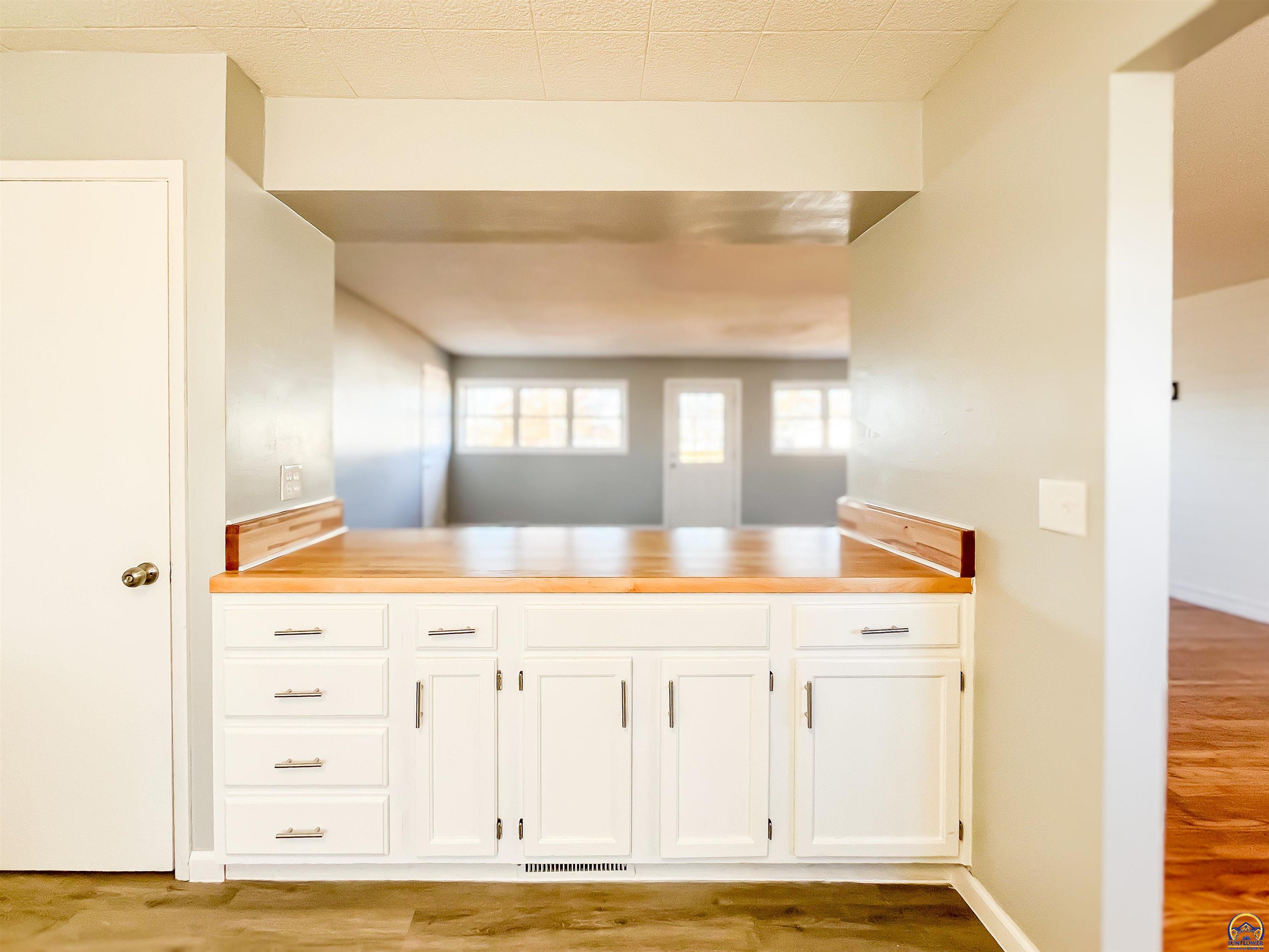 6823 Southwest Knoll Court Topeka, KS 66619 - Photo 11 of 44