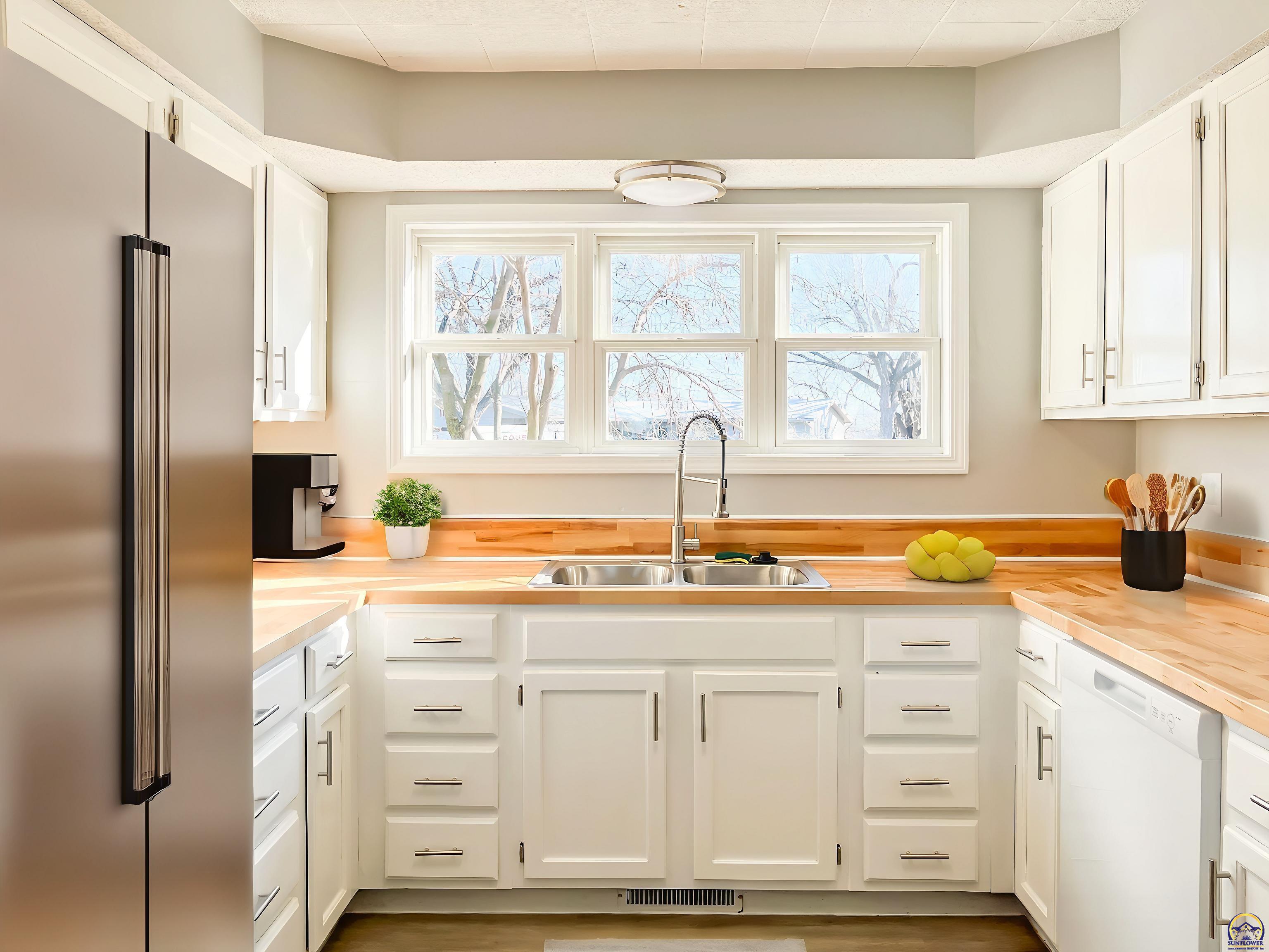 6823 Southwest Knoll Court Topeka, KS 66619 - Photo 12 of 44