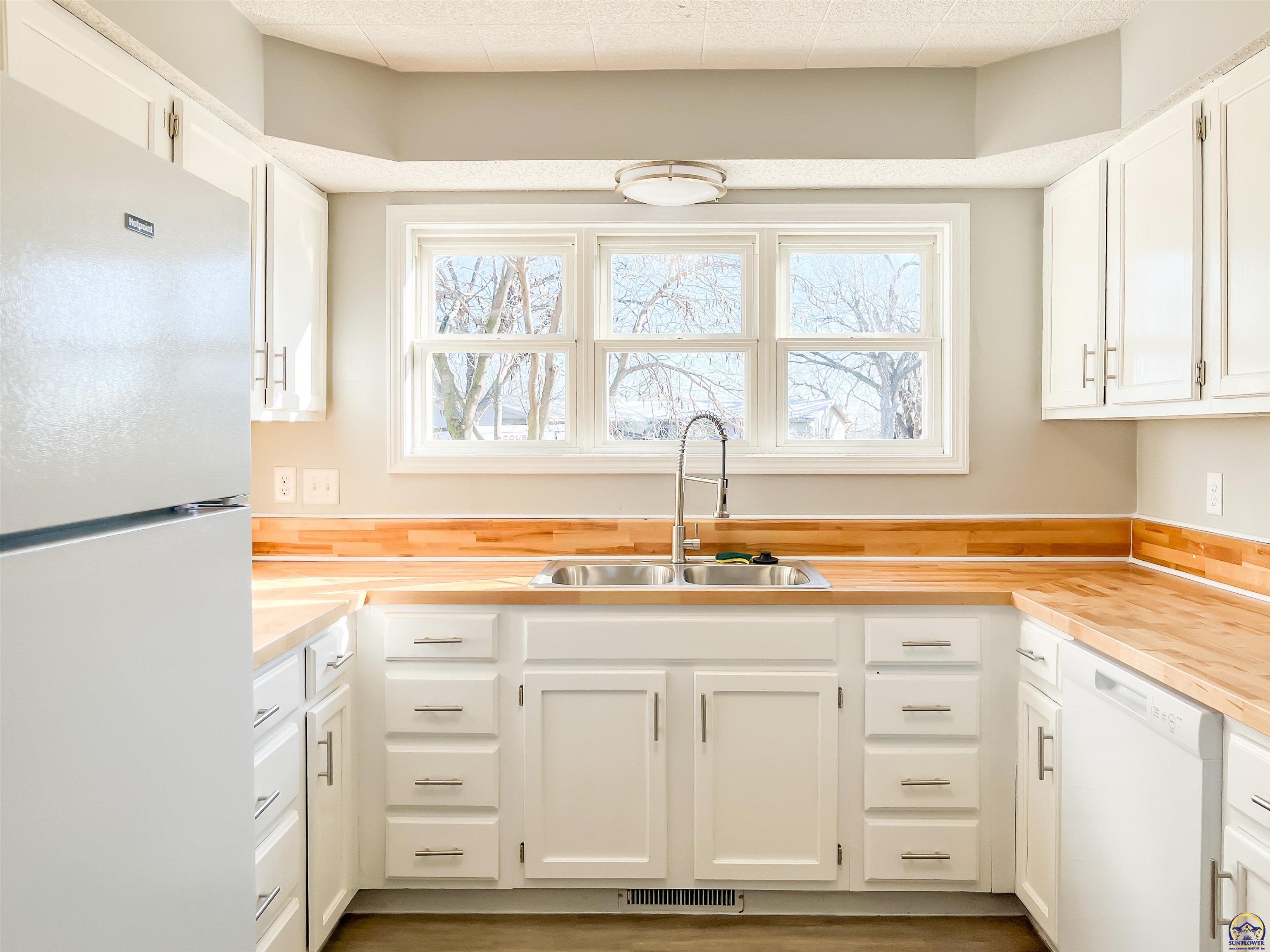 6823 Southwest Knoll Court Topeka, KS 66619 - Photo 13 of 44