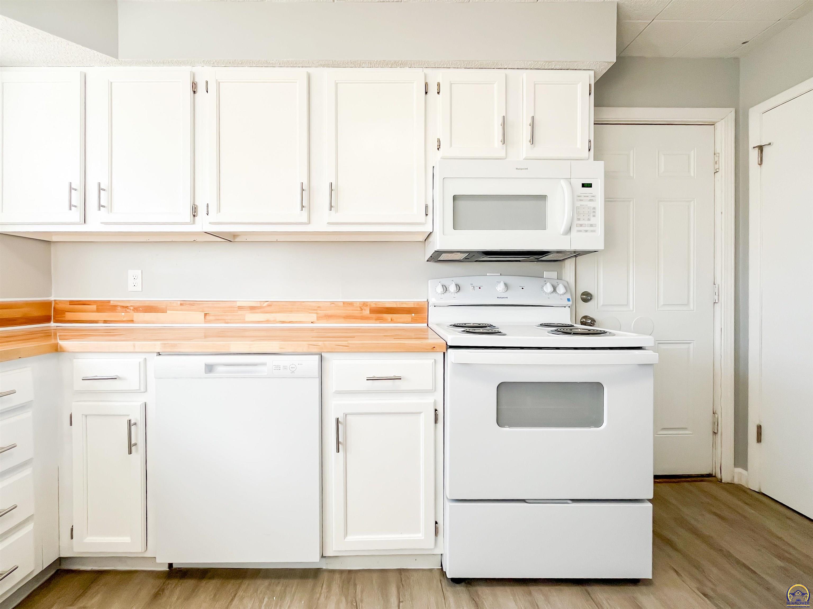 6823 Southwest Knoll Court Topeka, KS 66619 - Photo 15 of 44