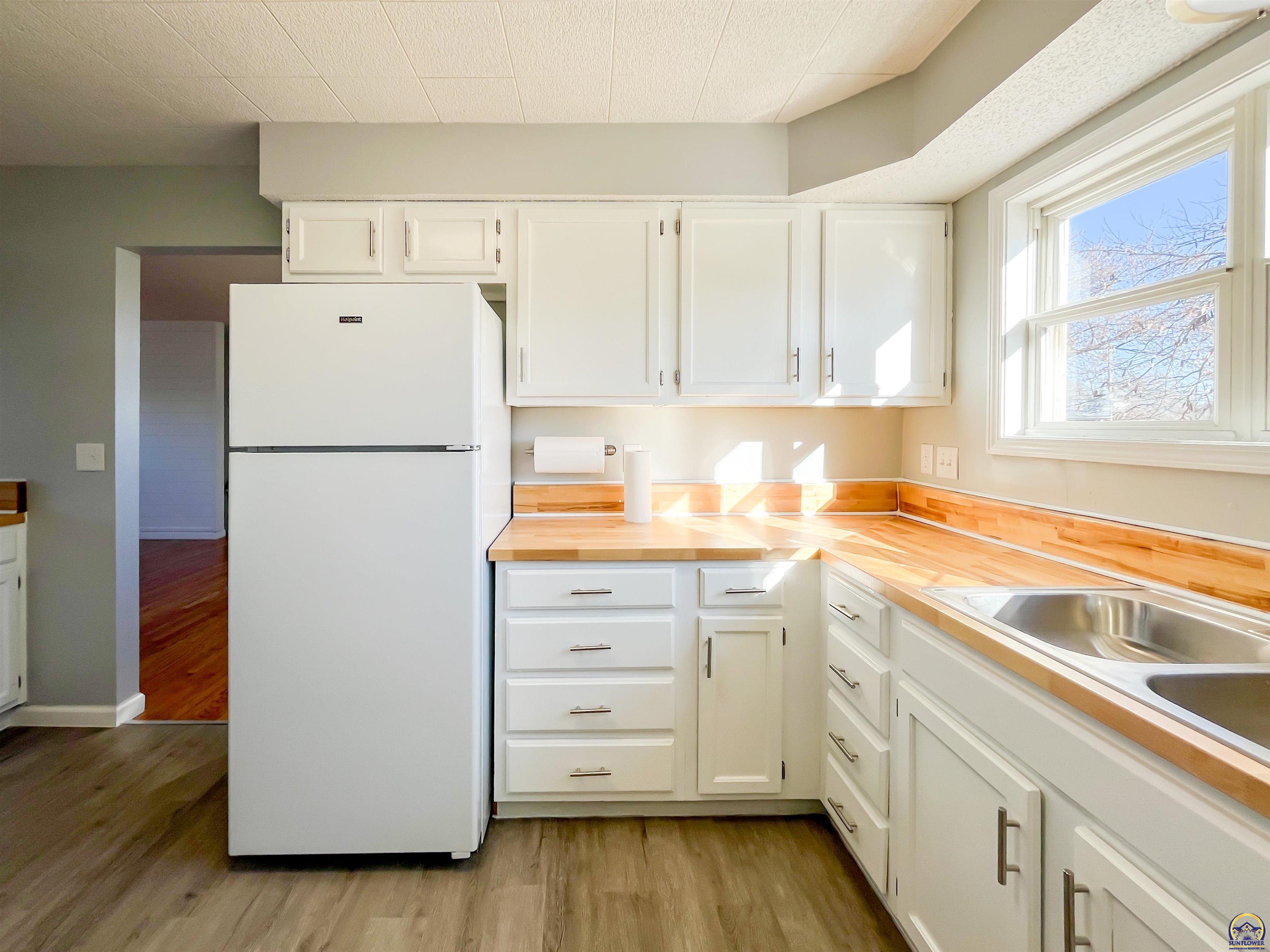 6823 Southwest Knoll Court Topeka, KS 66619 - Photo 16 of 44