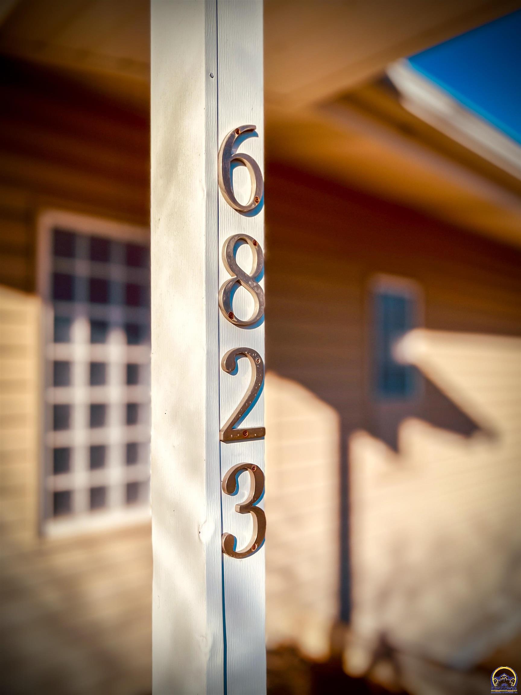 6823 Southwest Knoll Court Topeka, KS 66619 - Photo 2 of 44