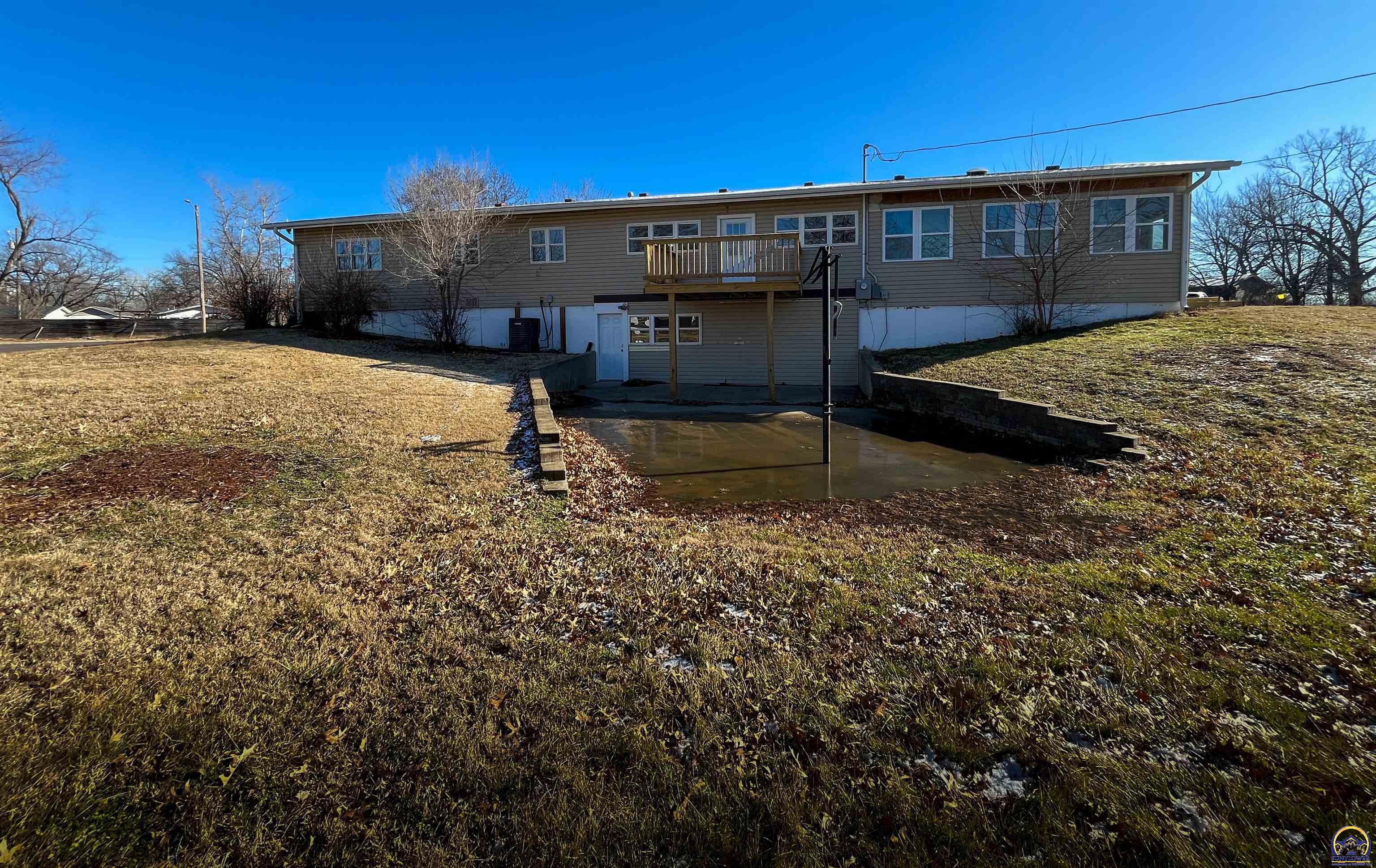 6823 Southwest Knoll Court Topeka, KS 66619 - Photo 3 of 44