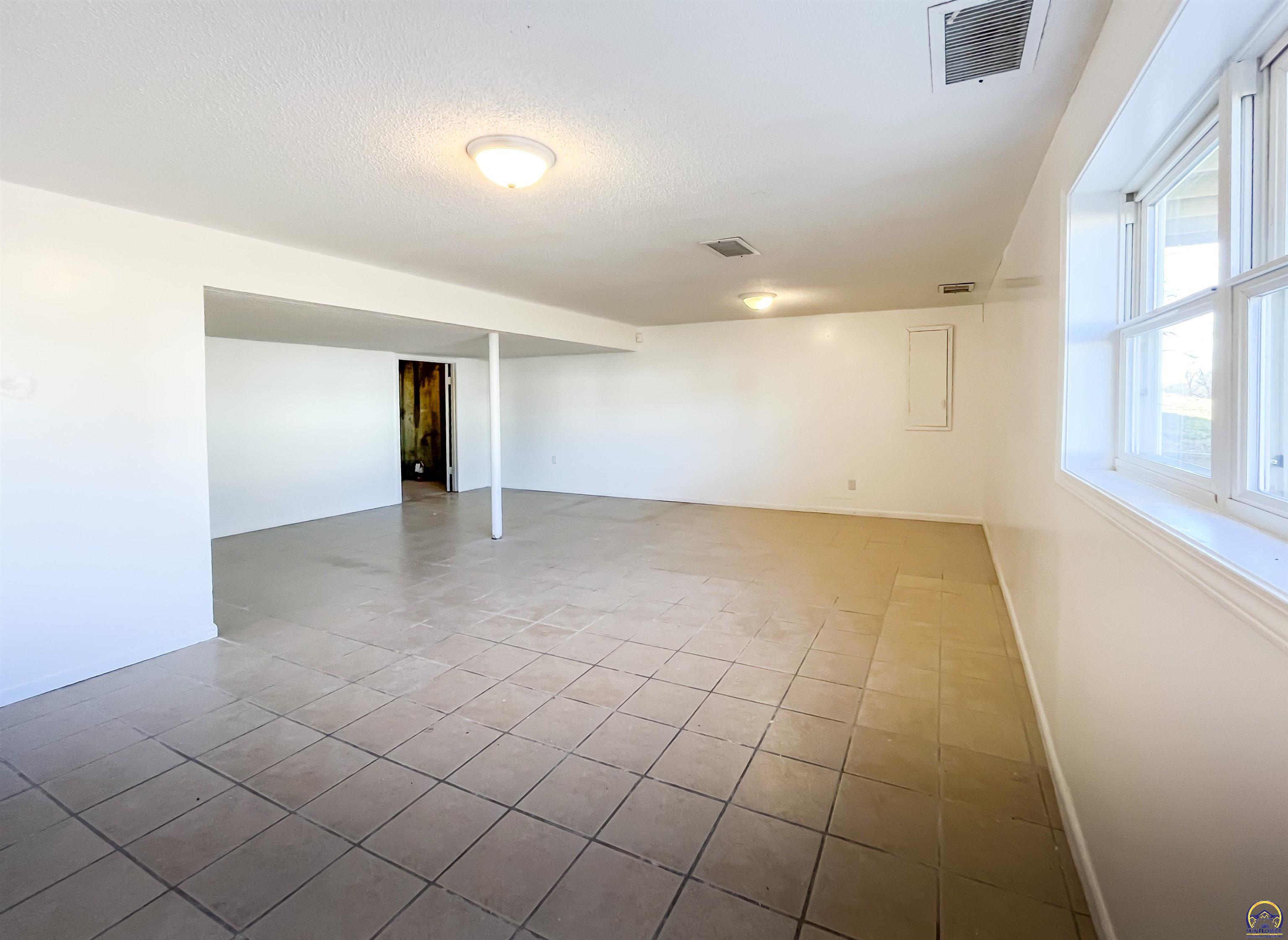 6823 Southwest Knoll Court Topeka, KS 66619 - Photo 37 of 44