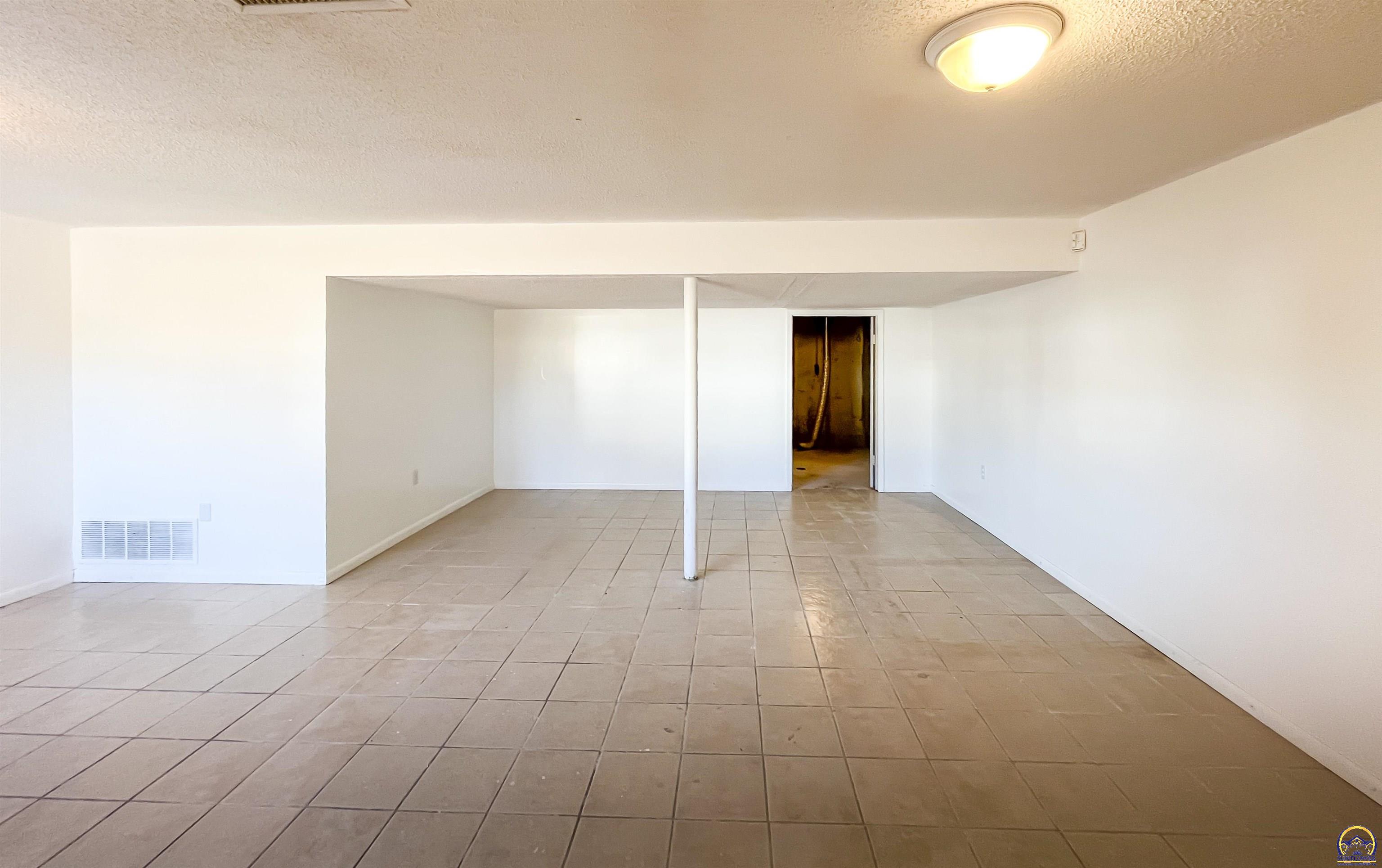 6823 Southwest Knoll Court Topeka, KS 66619 - Photo 39 of 44