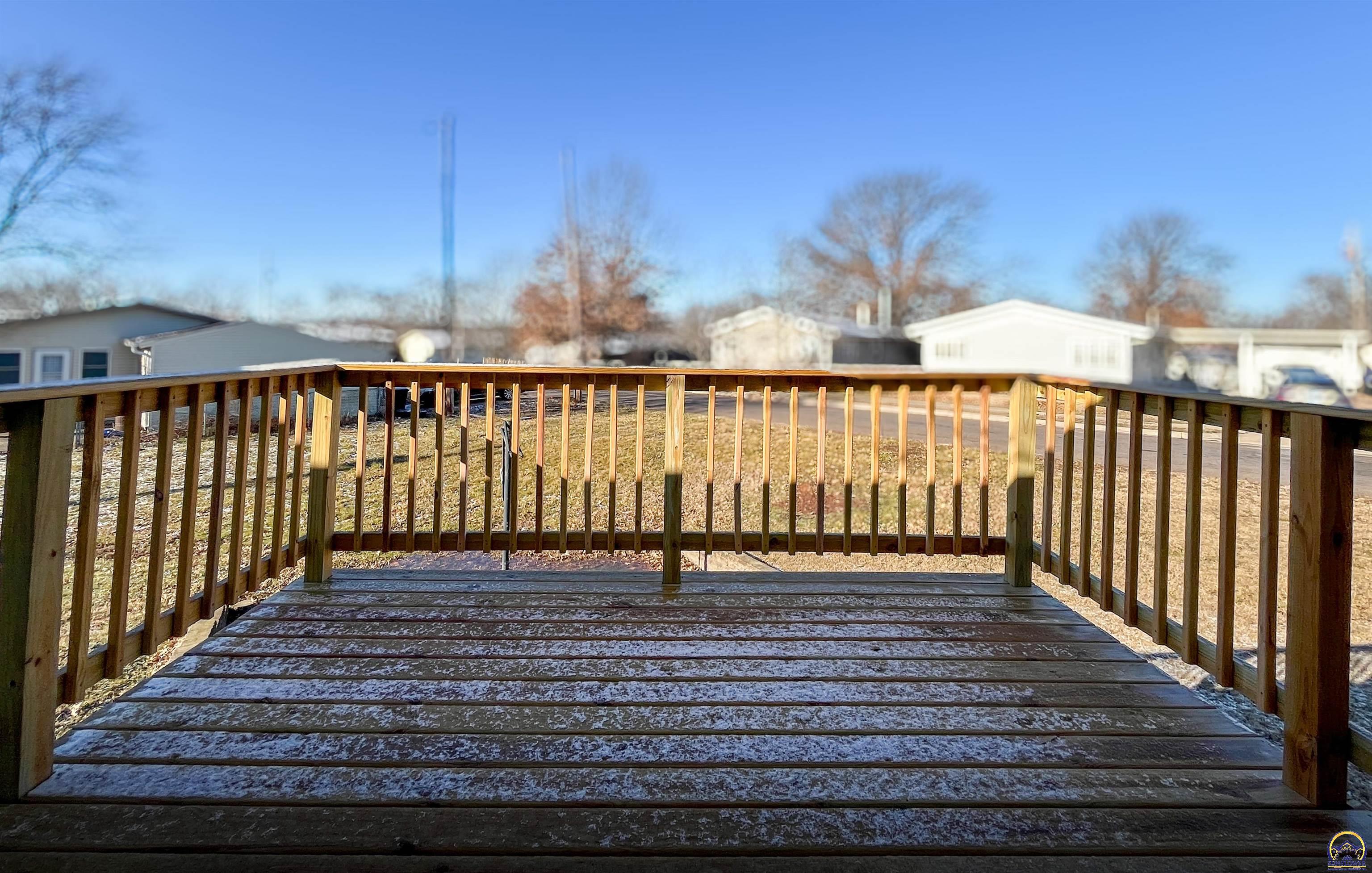 6823 Southwest Knoll Court Topeka, KS 66619 - Photo 4 of 44