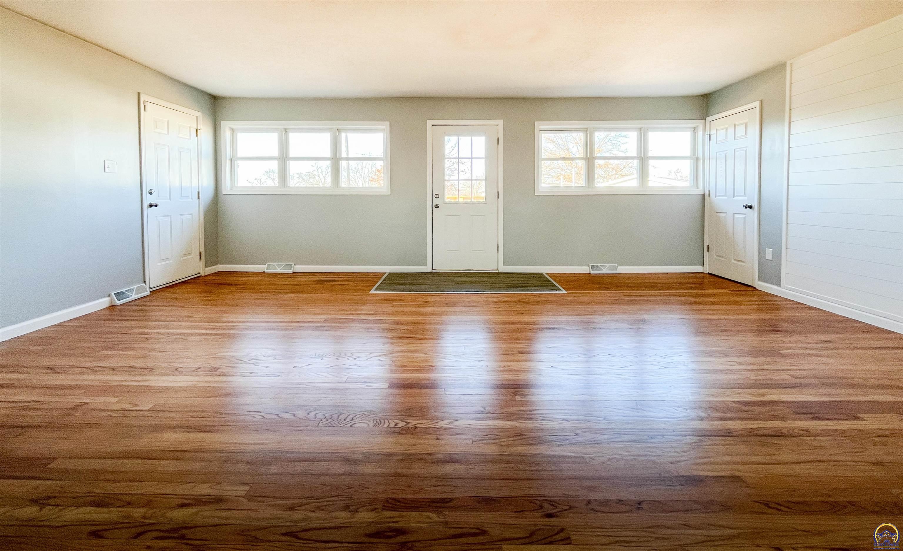 6823 Southwest Knoll Court Topeka, KS 66619 - Photo 8 of 44