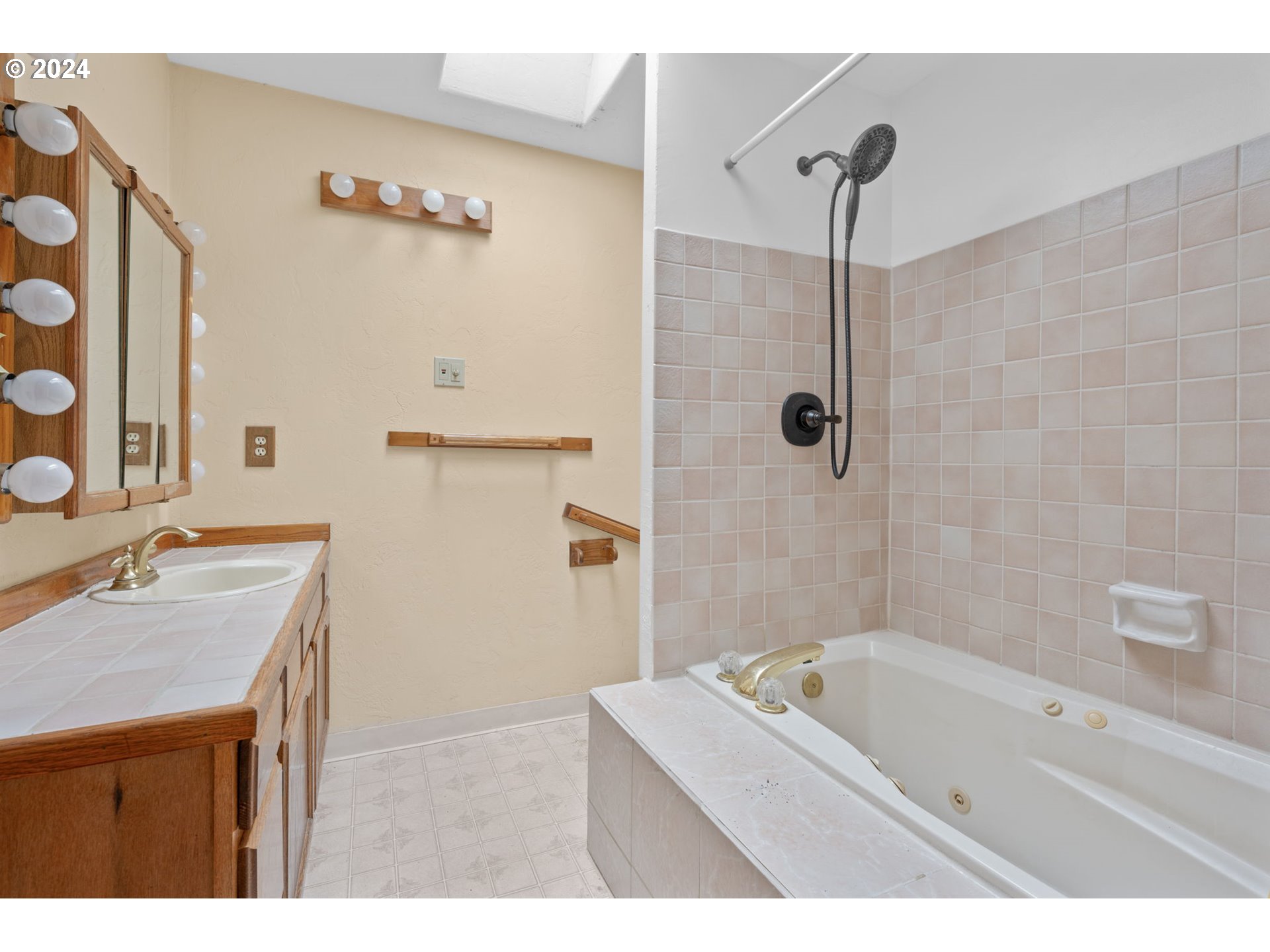 8707 Southeast Cottrell Road Boring, OR 97009 - Photo 14 of 44 a bathroom with a tub sink and mirror
