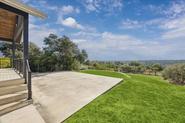 a view of a backyard