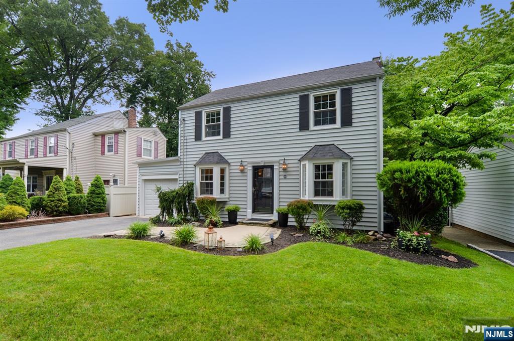 418 Burlington Road Paramus, NJ 07652 - Photo 2 of 30