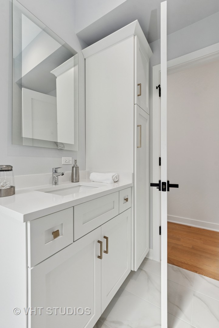 847 West Ainslie Street, Unit 3E Chicago, IL 60640 - Photo 17 of 19 a bathroom with a sink and a mirror