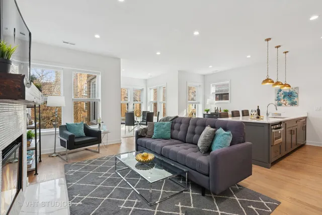 $608,000 | 847 West Ainslie Street, Unit 3E, Chicago, IL 60640