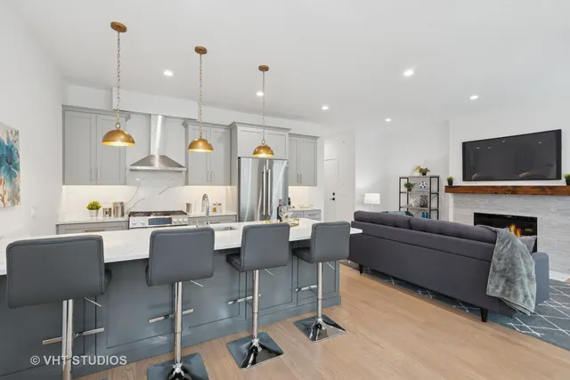 $608,000 | 847 West Ainslie Street, Unit 3E, Chicago, IL 60640