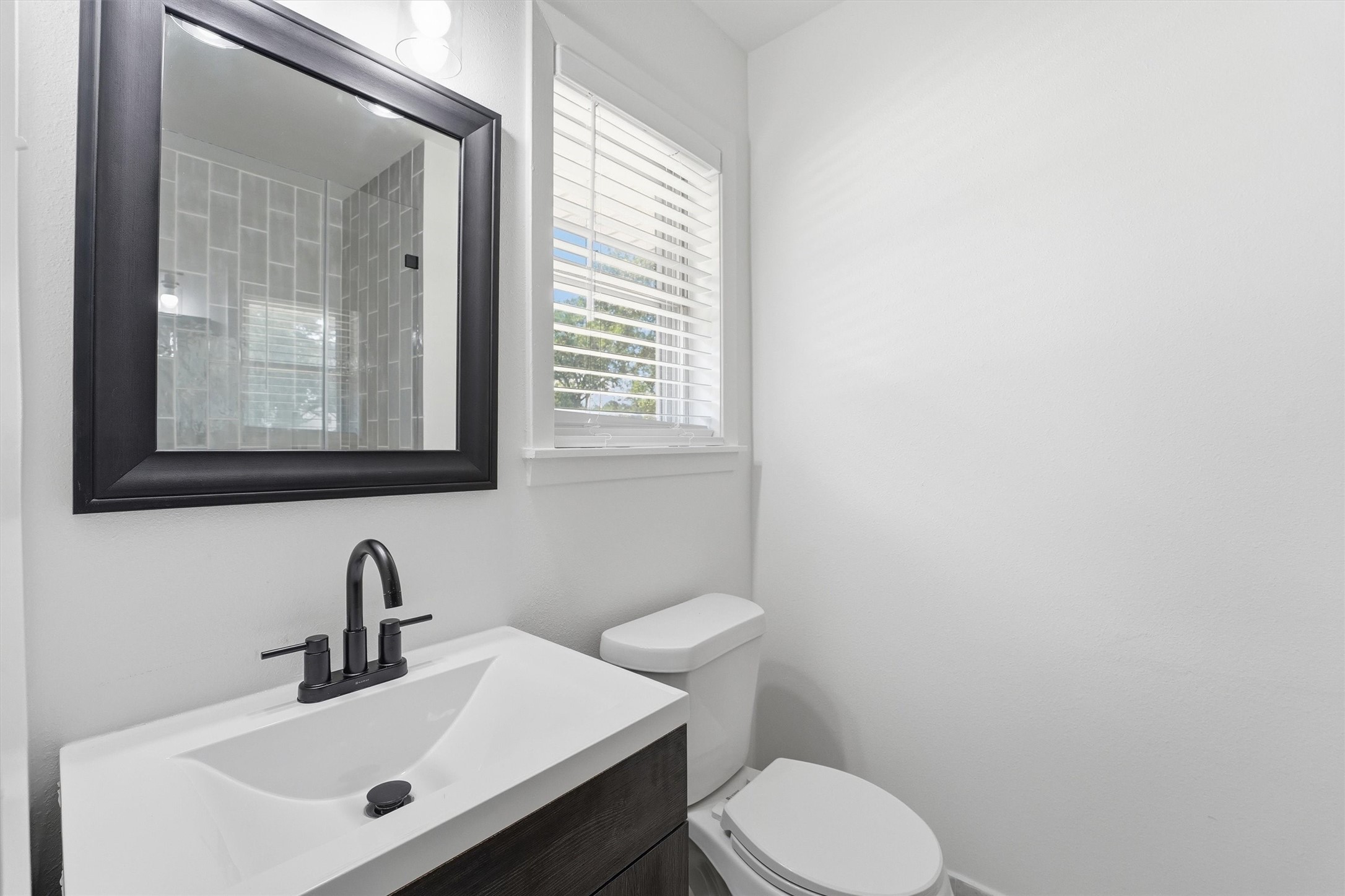 10302 Belfast Road La Porte, TX 77571 - Photo 14 of 30 Attached bathroom