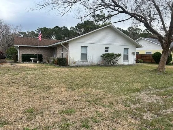 a view of a house with a yard