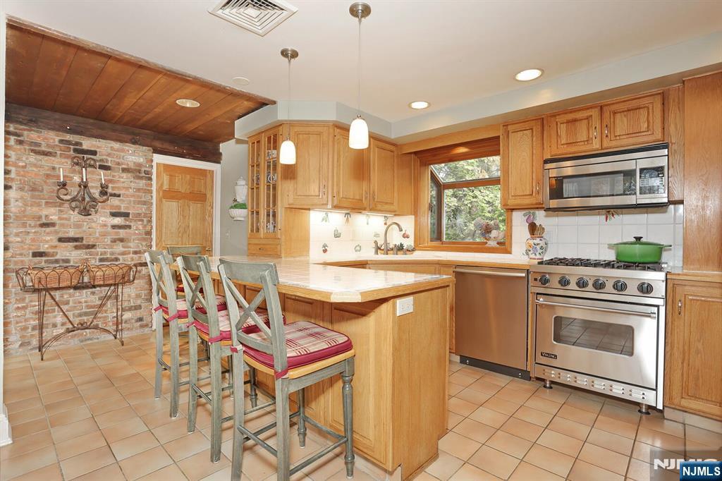 20 Spring Valley Road Montvale, NJ 07645 - Photo 3 of 33