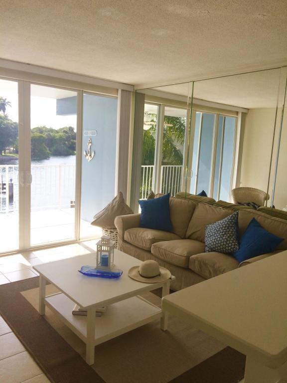 55 Northeast Spanish Trail, Unit 2020 Boca Raton, FL 33432 - Photo 6 of 18 LIVING ROOM