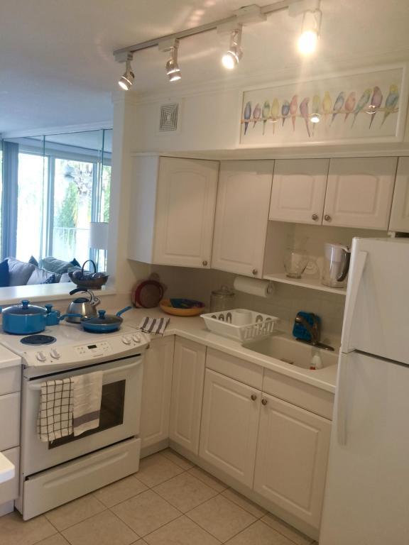 55 Northeast Spanish Trail, Unit 2020 Boca Raton, FL 33432 - Photo 9 of 18 KITCHEN