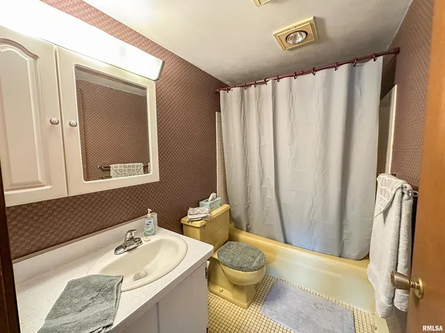 $185,000 | 14930 County Road 1600 East, Teutopolis, IL 62467