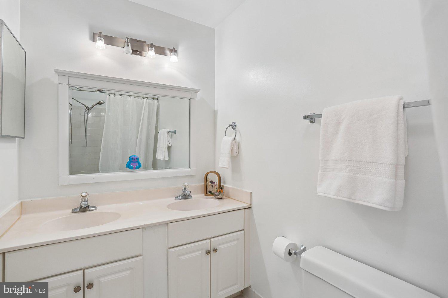 465 Tschiffely Square Road Gaithersburg, MD 20878 - Photo 33 of 74 Full bath with double-sink vanity & tub shower
