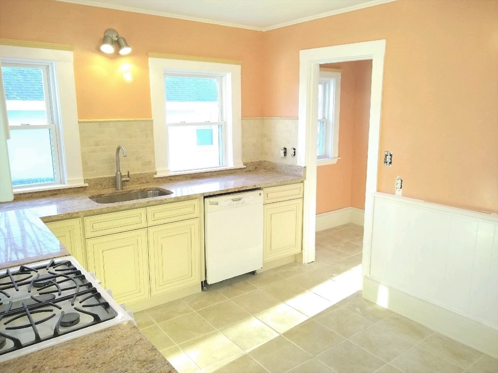 7 Grand Street Reading, MA 01867 - Photo 8 of 28