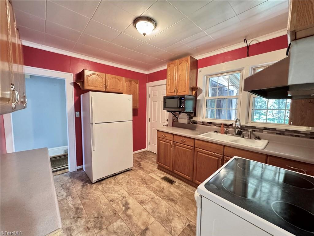 127 Young Street Elkin, NC 28621 - Photo 3 of 23