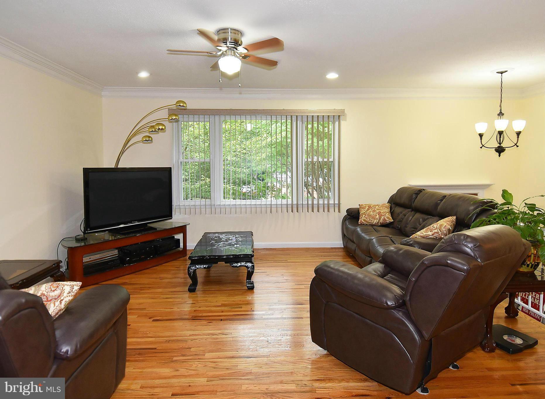 13710 Gilbert Road Woodbridge, VA 22193 - Photo 4 of 26 Living Room