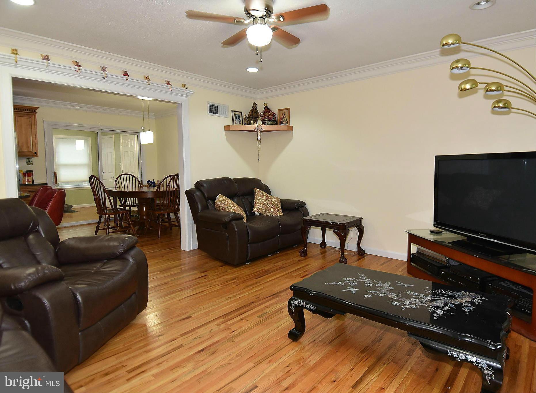 13710 Gilbert Road Woodbridge, VA 22193 - Photo 5 of 26 Living Room