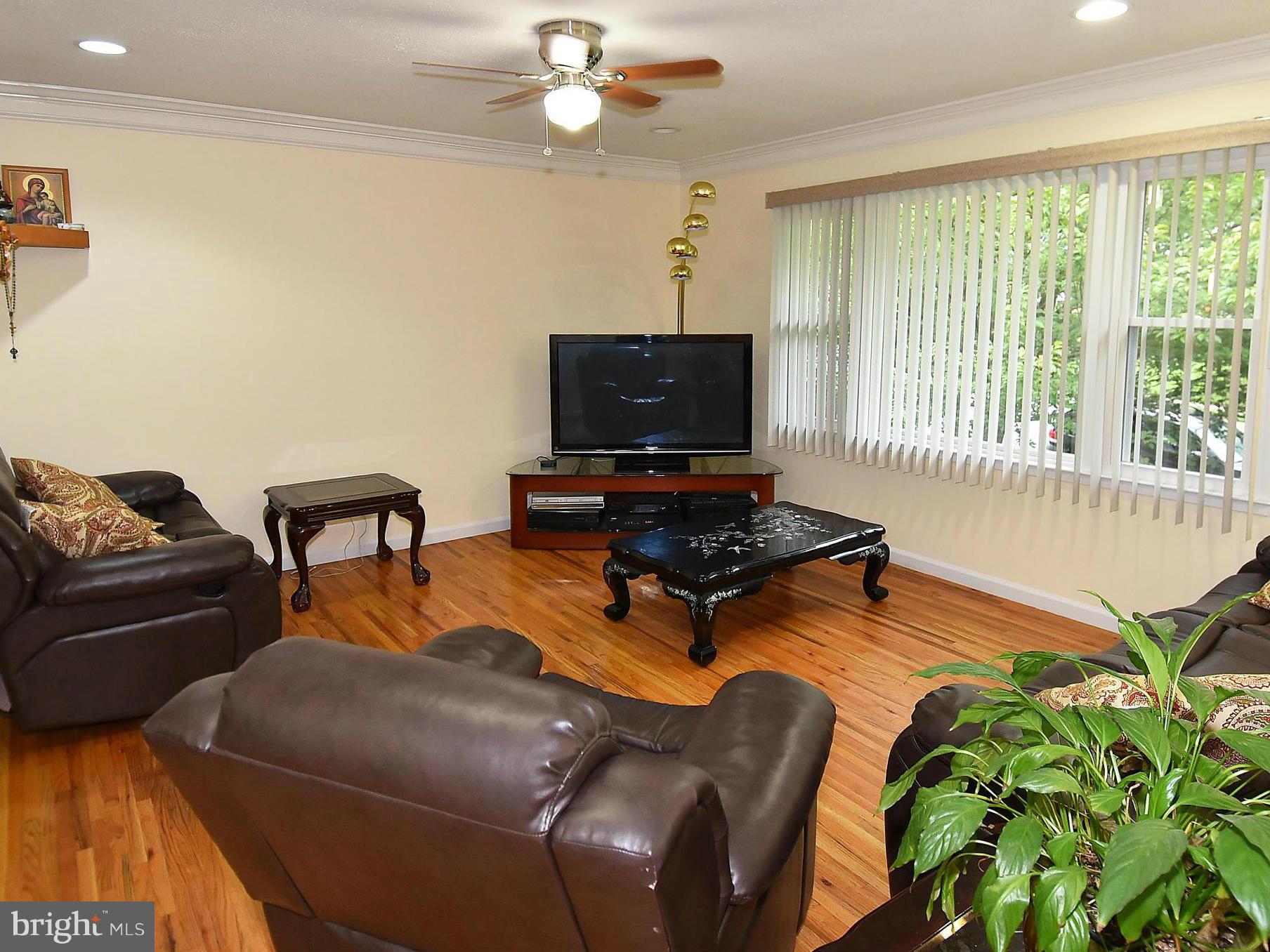 13710 Gilbert Road Woodbridge, VA 22193 - Photo 7 of 26 Living Room