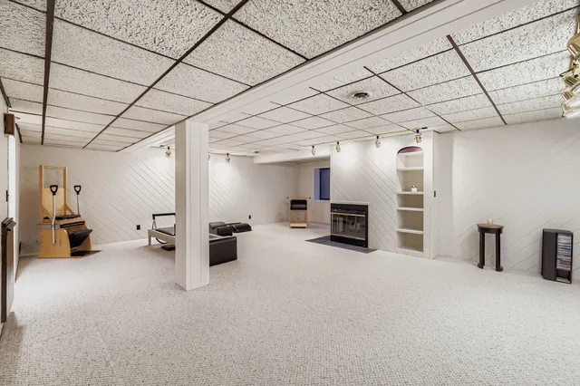 a view of a livingroom with furniture and a ceiling fan