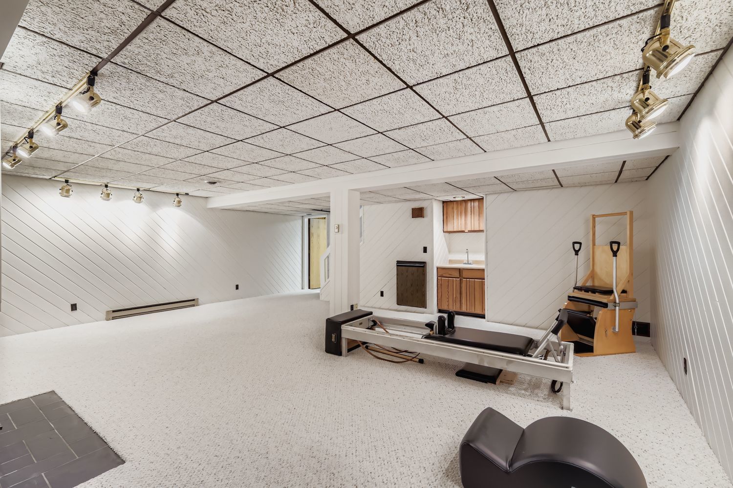 668 Shoreline Road Lake Barrington, IL 60010 - Photo 23 of 53 a room with gym equipment