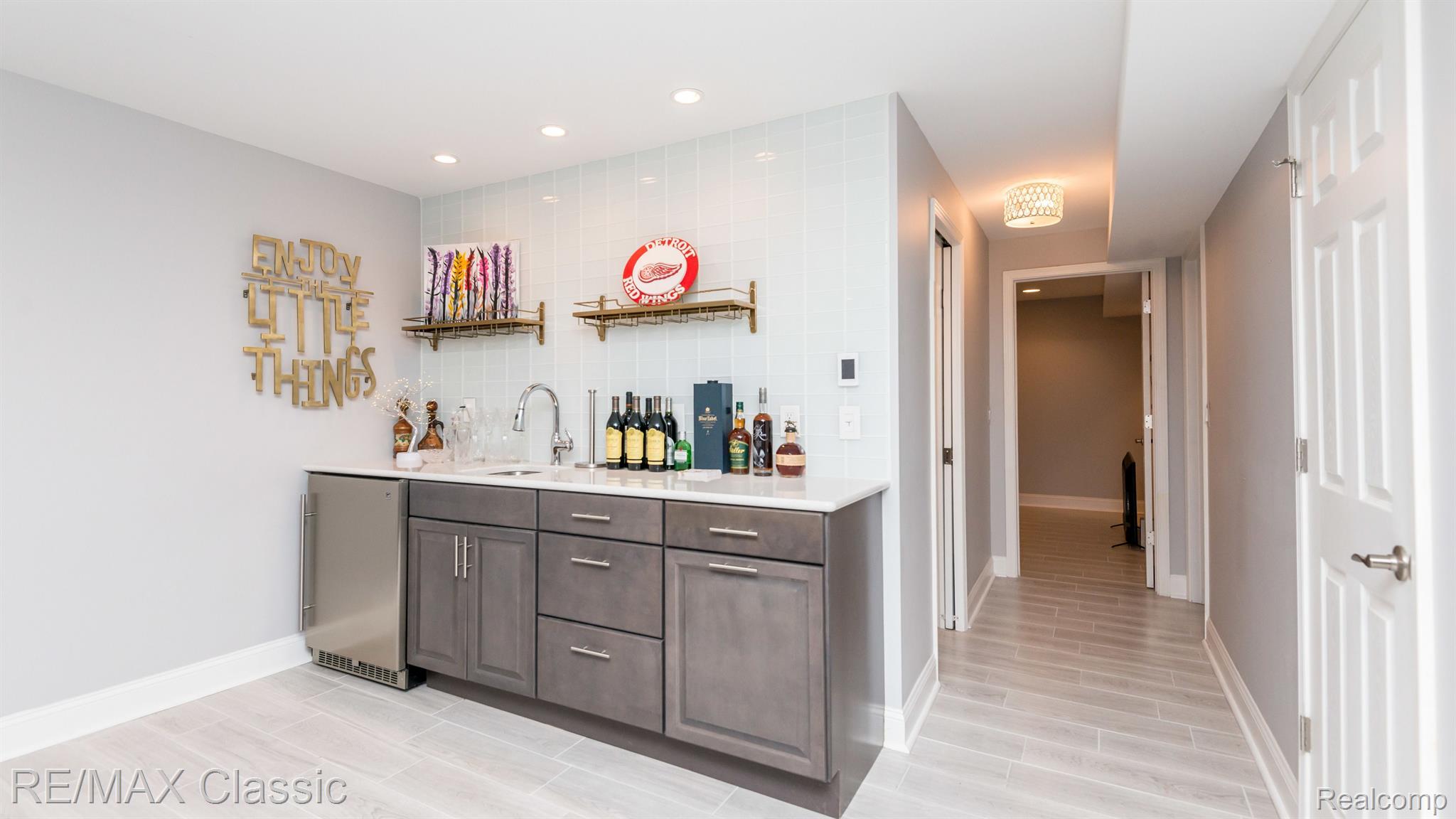 22068 Edgewater, Unit 140 Novi, MI 48375 - Photo 40 of 72 Wet Bar