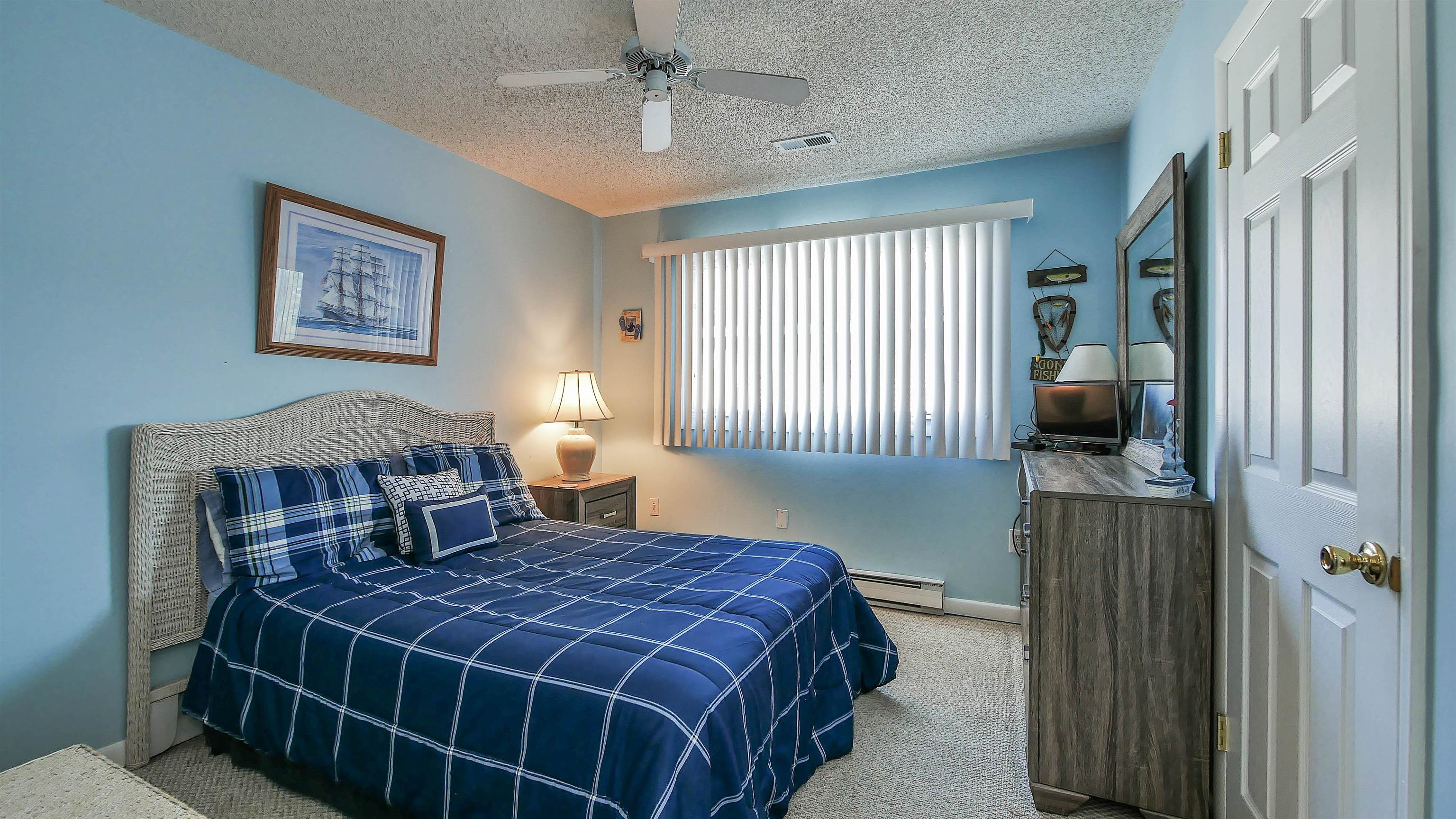 4025 4th, Unit TOP Avalon, NJ 08202 - Photo 12 of 32 a bedroom with a bed and a lamp