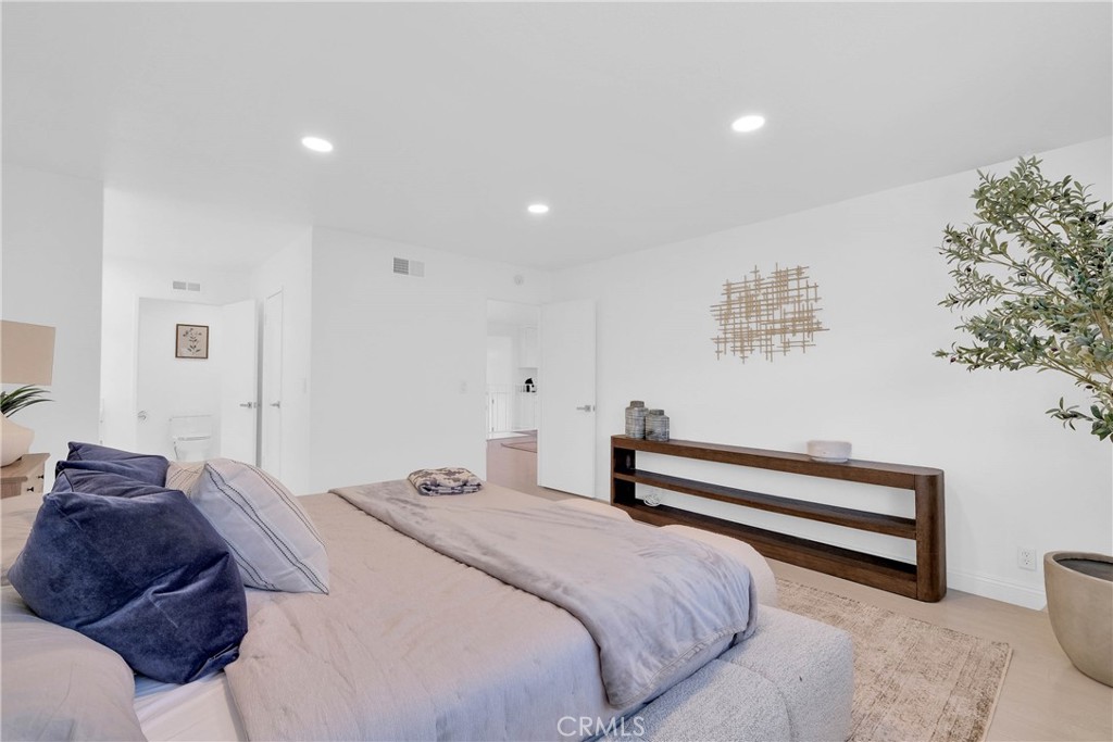 28127 Ridgethorne Court Rancho Palos Verdes, CA 90275 - Photo 18 of 36 a bedroom with a bed and a potted plant