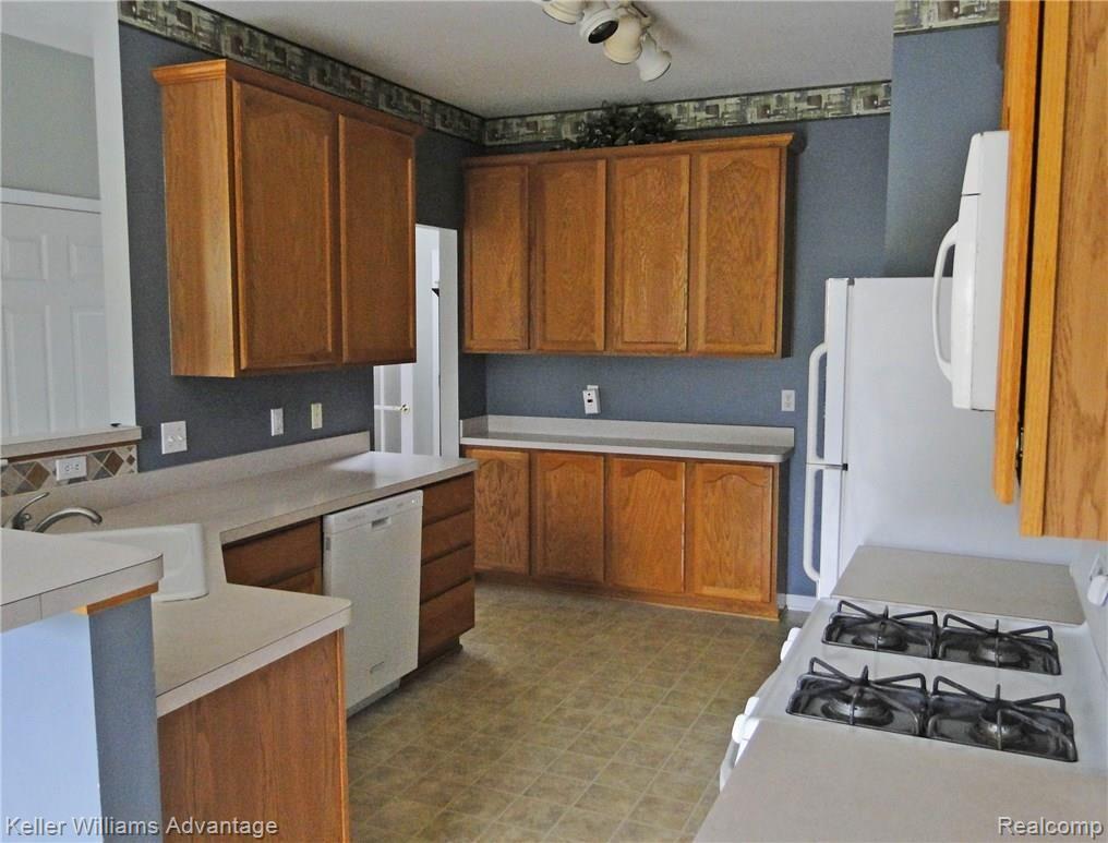 2369 Summit Cedar Howell, MI 48855 - Photo 4 of 24 Kitchen 2.jpg