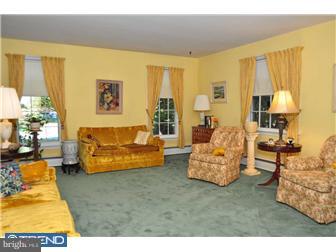 1022 Millbrook Road Berwyn, PA 19312 - Photo 9 of 12 Living Room