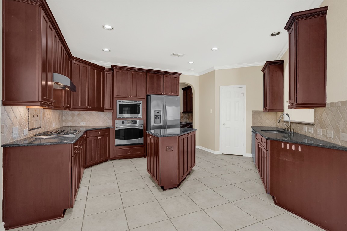 3906 Point Cuero Court Katy, TX 77494 - Photo 9 of 40 a large kitchen with granite countertop a large counter top stainless steel appliances and cabinets