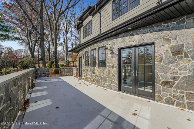 $2,349,999 | 91 West Entry Road | Todt Hill